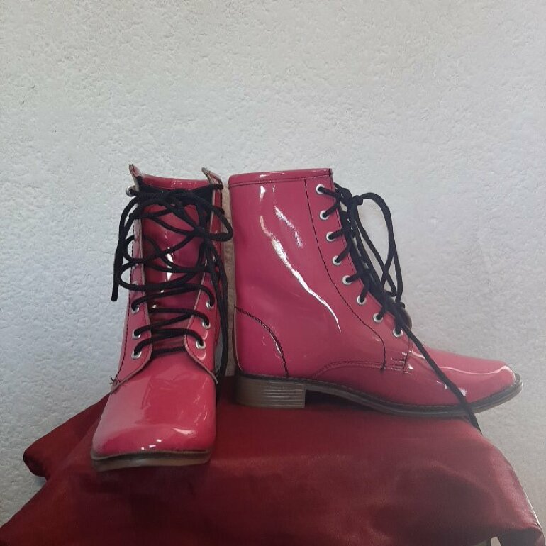 Botas rosa tipo charol de Contempo de segunda mano - GoTrendier