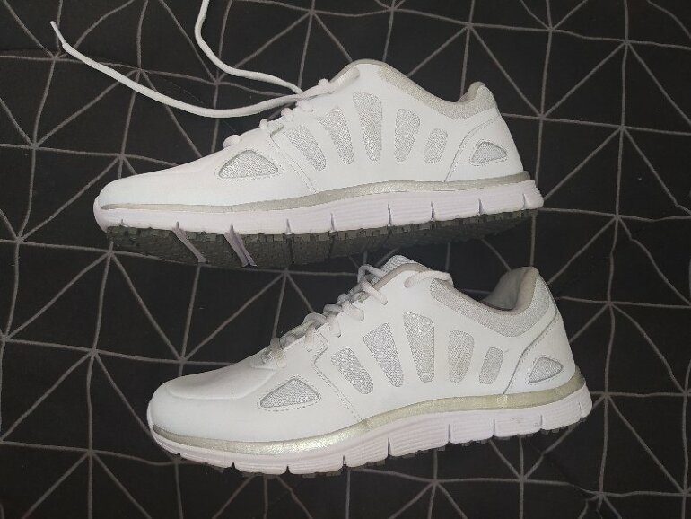 Tenis blancos antiderrapantes de Safe T step de segunda mano - GoTrendier