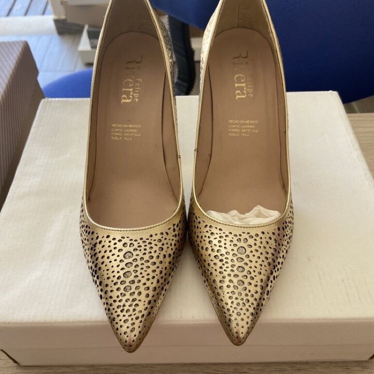 Zapatillas doradas en punta tacón 6 de Felipe Rivera de segunda mano -  GoTrendier
