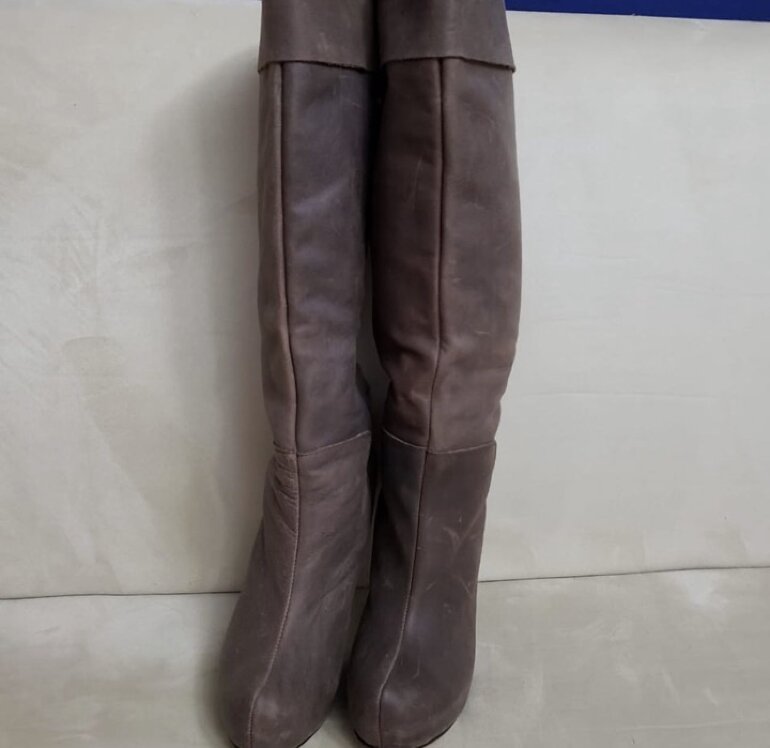 Bota alta color gris/cafe de Sears de segunda mano - GoTrendier