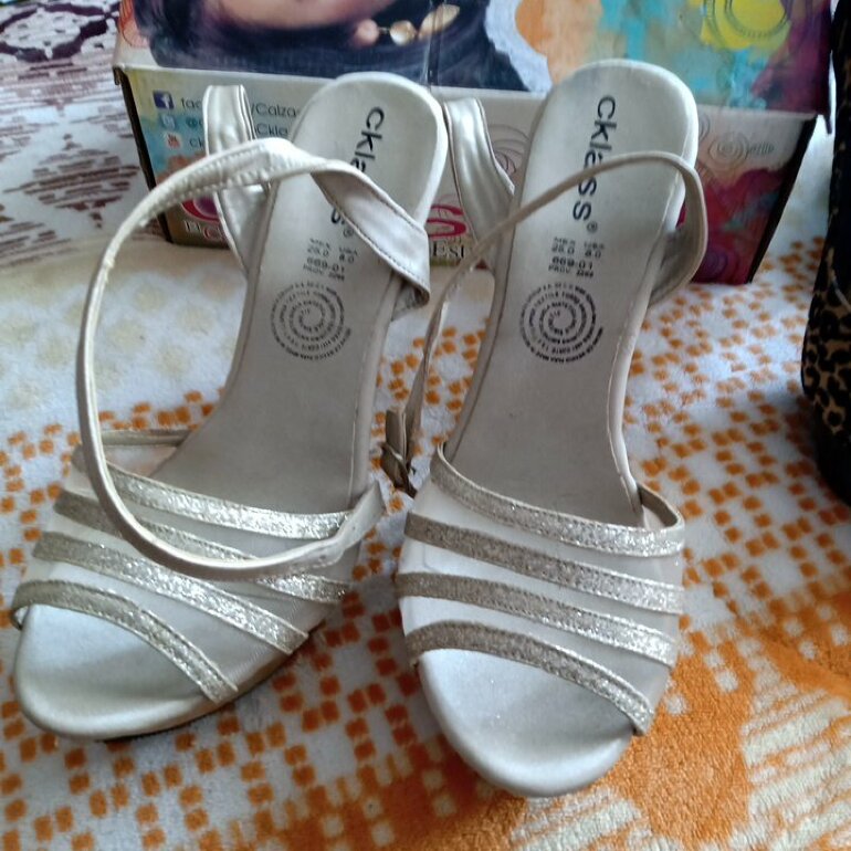 Zapatillas #5 doradas de Cklass de segunda mano - GoTrendier