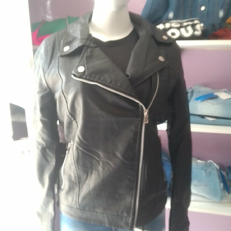 Chamarra bonita 😘 negra de vinipiel de American Eagle Outfitters de  segunda mano - GoTrendier