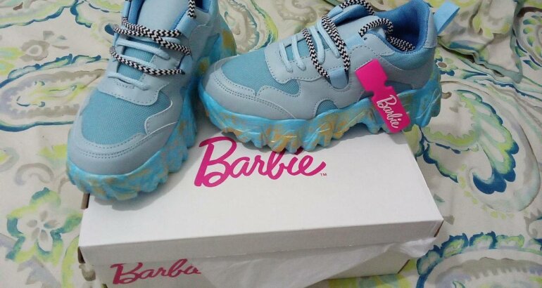 Tenis barbie azul de Otras marcas de segunda mano - GoTrendier
