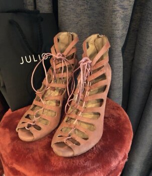 Tacones con agujeta, gamuza rosa, Julio de segunda mano - GoTrendier