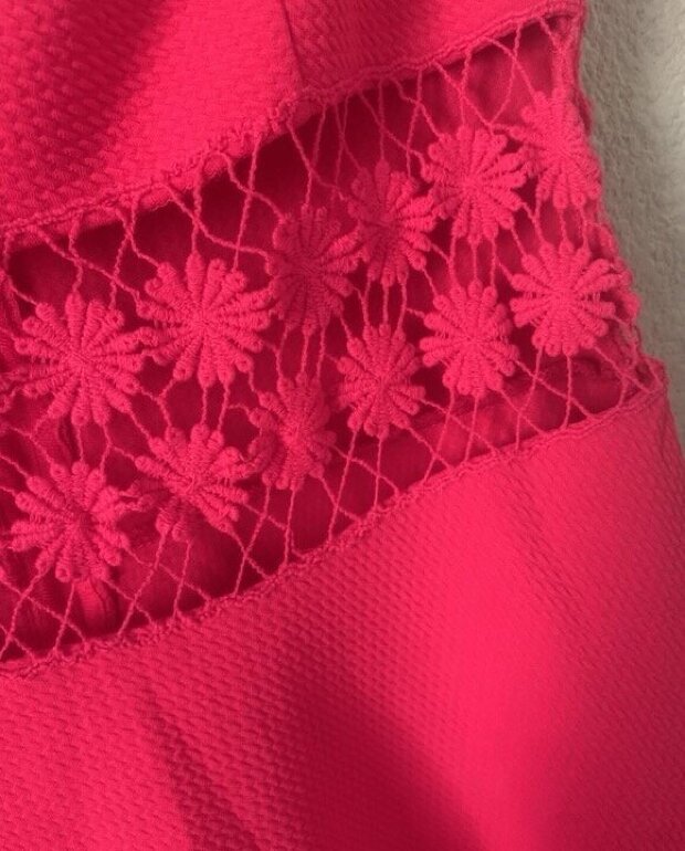 Vestido fucsia strapless de Mundo Terra de segunda mano GoTrendier