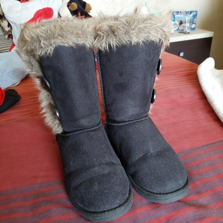 Botas peluche negras. de Via Urbana de segunda mano - GoTrendier