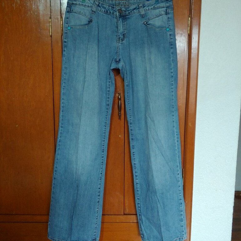 Pantalón de mezclilla marca Bebe de segunda mano - GoTrendier