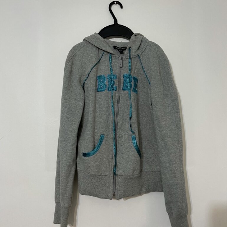 Sudadera gris marca bebe de segunda mano - GoTrendier