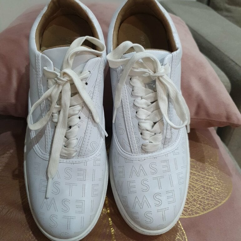 tenis westies logotipo con agujeta