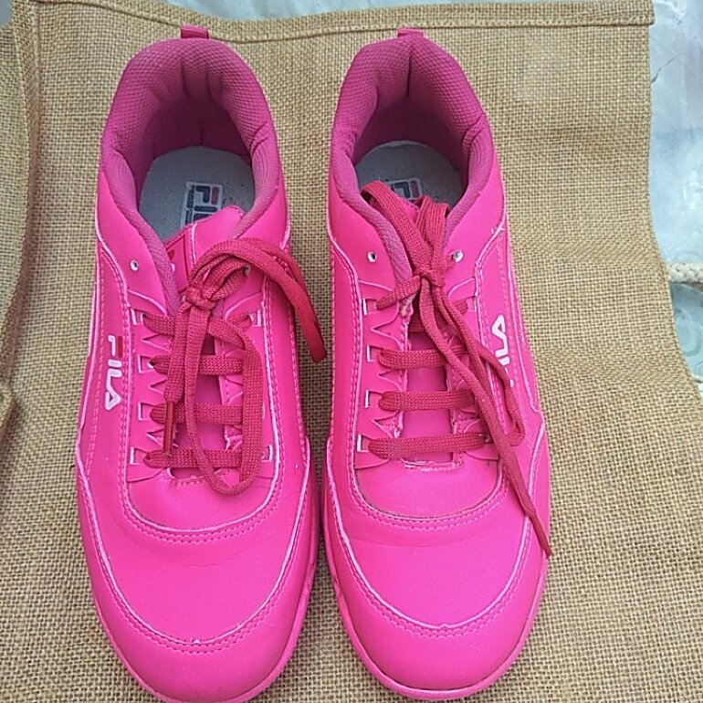 Tenis rosas# 5 botas # 6 negras de Desconocida de segunda mano - GoTrendier