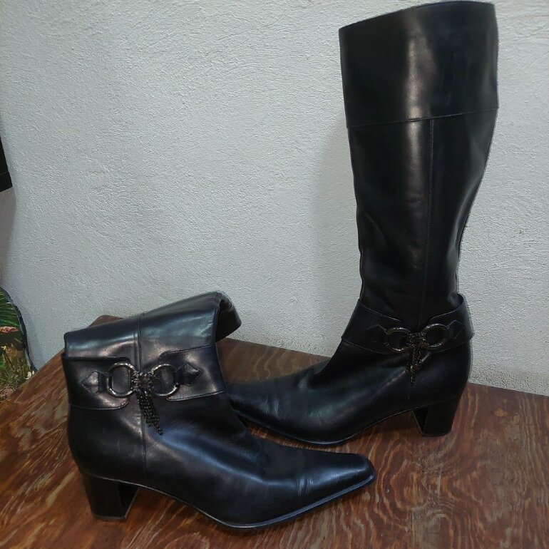 Botas negras de tacón bajo de Via Spiga de segunda mano - GoTrendier