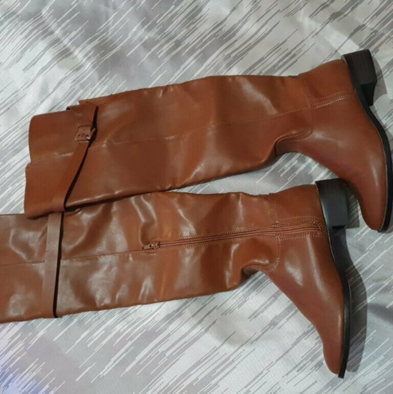 Botas largas color café de Stradivarius de segunda mano - GoTrendier