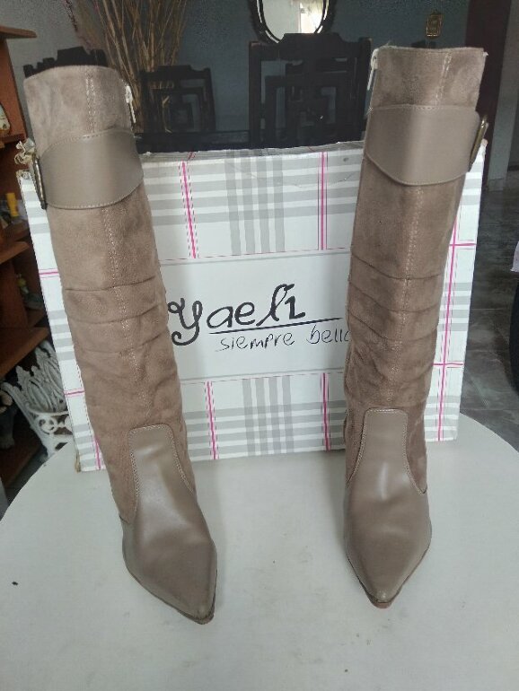 Botas largas,gamuza con piel,color camel de Yaeli Fashion de