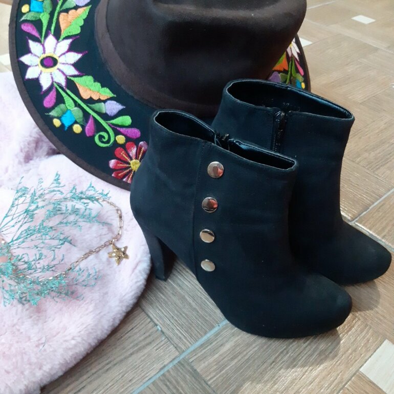 Botines con estoperoles de Desigual de segunda mano - GoTrendier