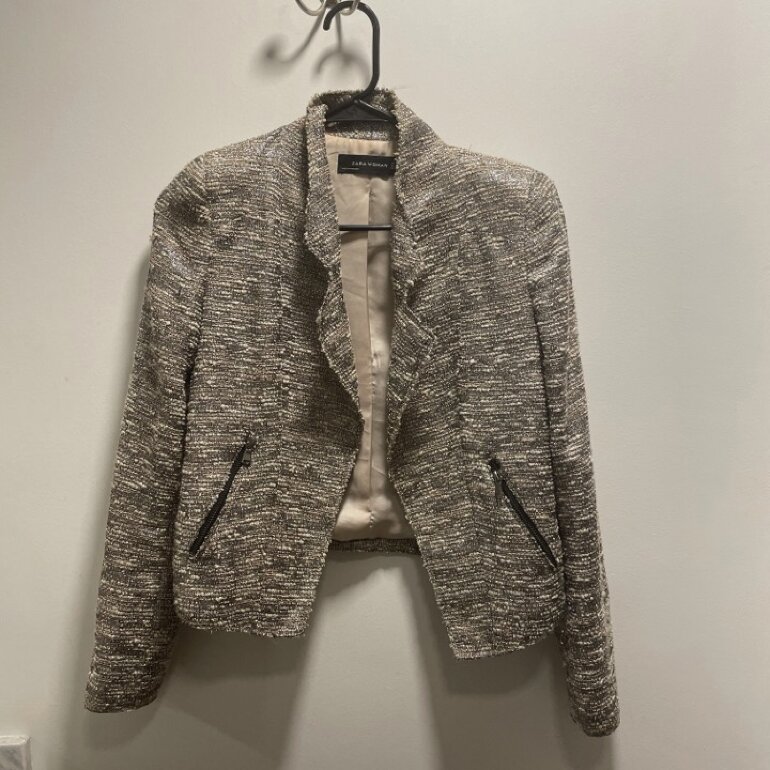Chamarra plateada cool de Zara de segunda mano - GoTrendier