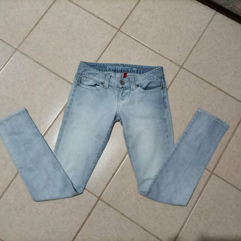Pantalón guess talla 26 poco strech de segunda mano - GoTrendier