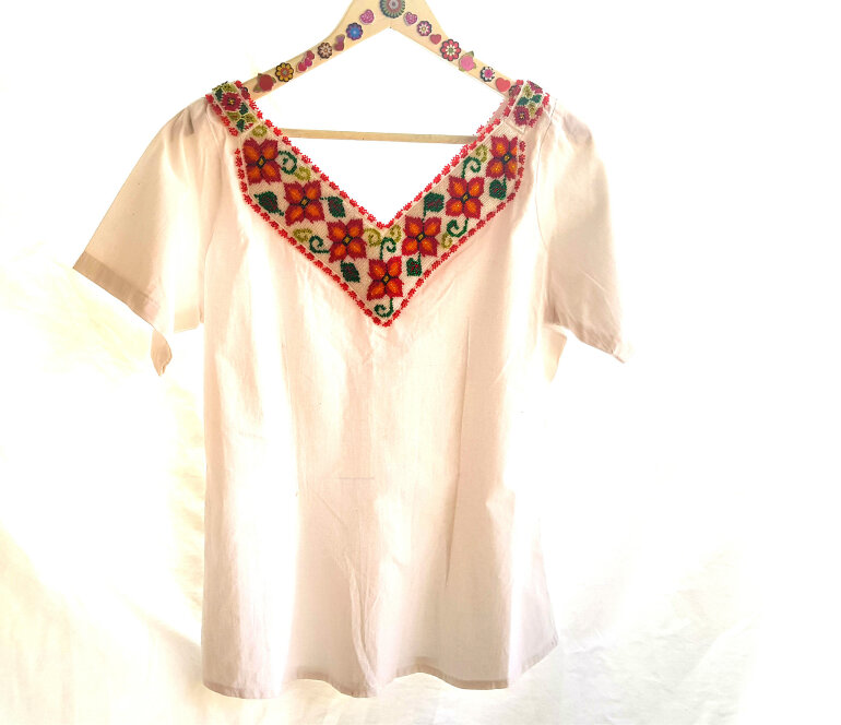 Blusa de chaquira en manta bordada de Otras marcas de segunda mano