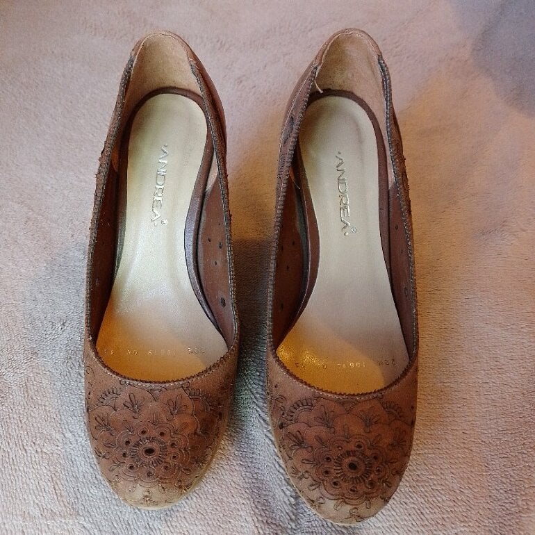 Zapatillas cafés con detalles grabados de Andrea de segunda mano -  GoTrendier