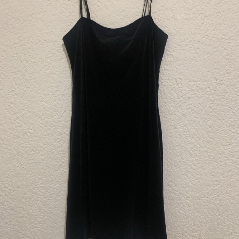 Vestido negro de terciopelo de Forever 21 de segunda mano - GoTrendier