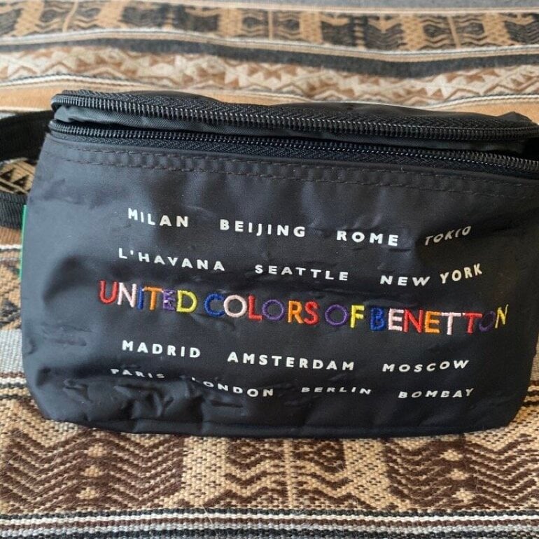 Cangurera chica negra Benetton de United Colors of Benetton de segunda mano  - GoTrendier