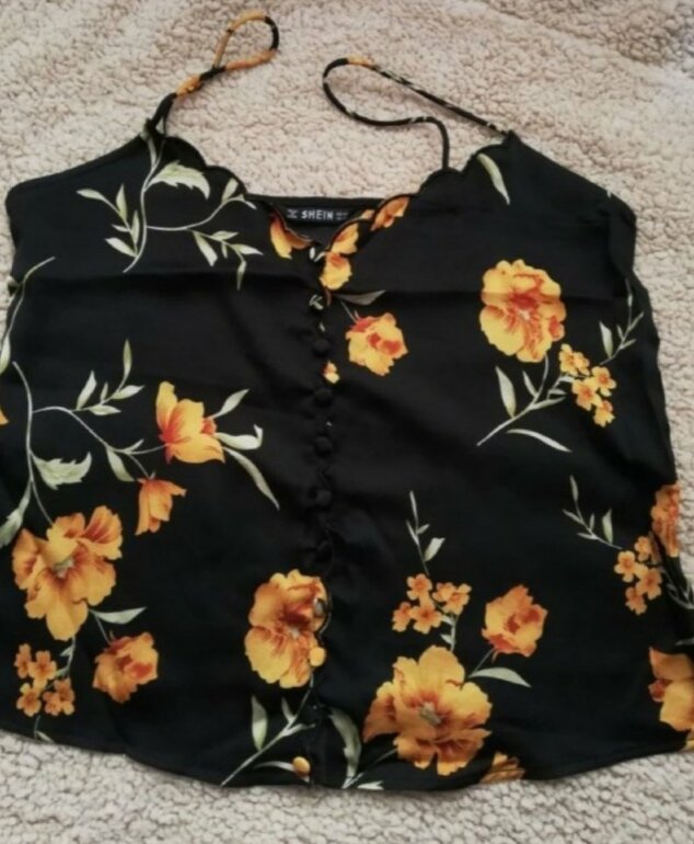 Blusa tirantes negra y amarillo floreada de Shein de segunda mano