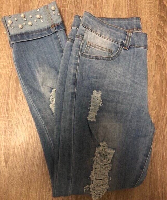 Pantalón mezclilla roto con perlas de 36 point de segunda mano