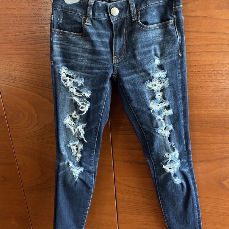 Jeans rotos AE de American Eagle Outfitters de segunda mano - GoTrendier