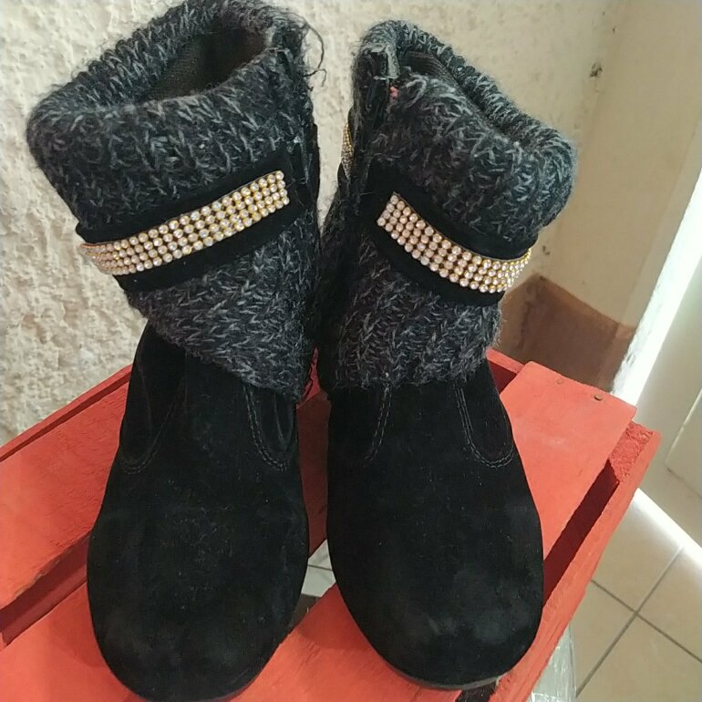 Botin Negro con accesorio gris #4 de Sfera de segunda mano - GoTrendier