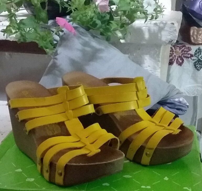 Huarache de plataforma amarillo de Capa de Ozono de segunda mano -  GoTrendier