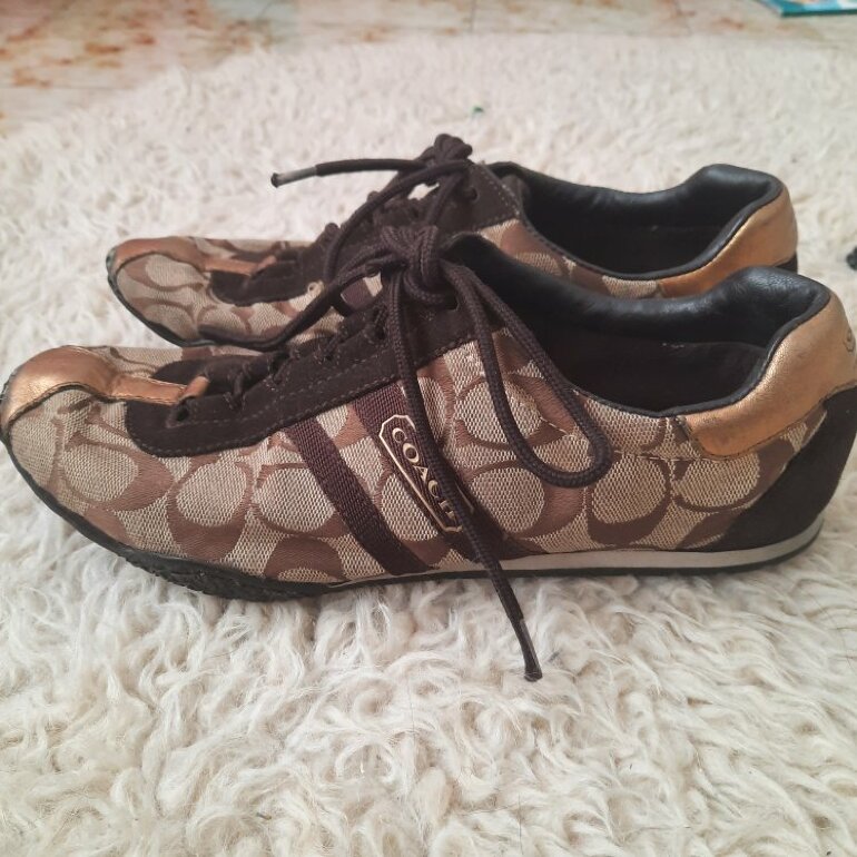 Tenis cafés con dorado de Coach de segunda mano GoTrendier
