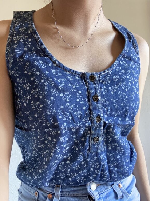 Blusa “denim” estampado floreado de 4kf de segunda mano - GoTrendier