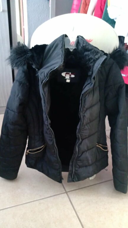 Chamarra negra gorro de de Otras marcas de segunda mano