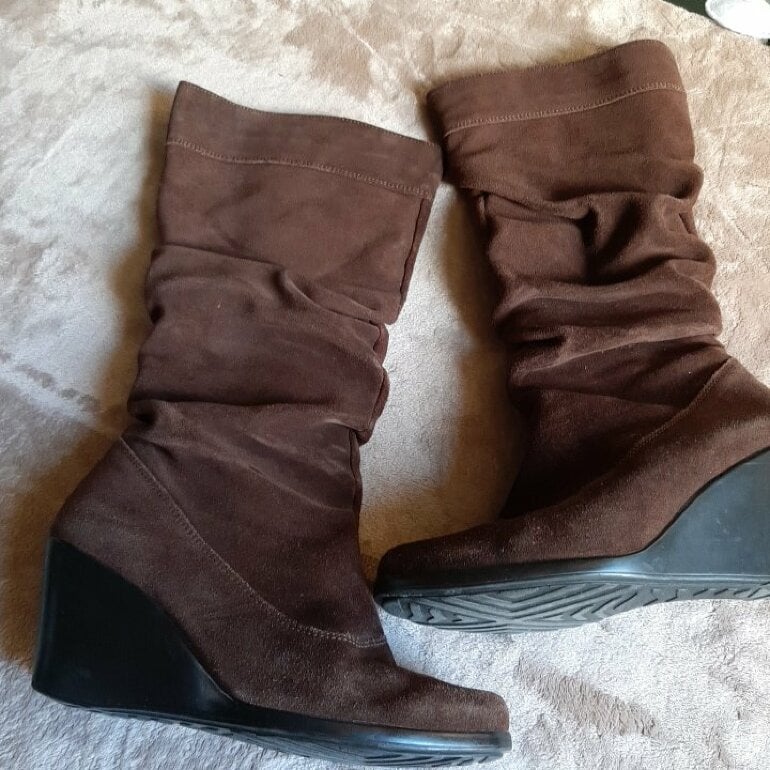 Botas cafes de gamuza de Gina venuty de segunda mano - GoTrendier