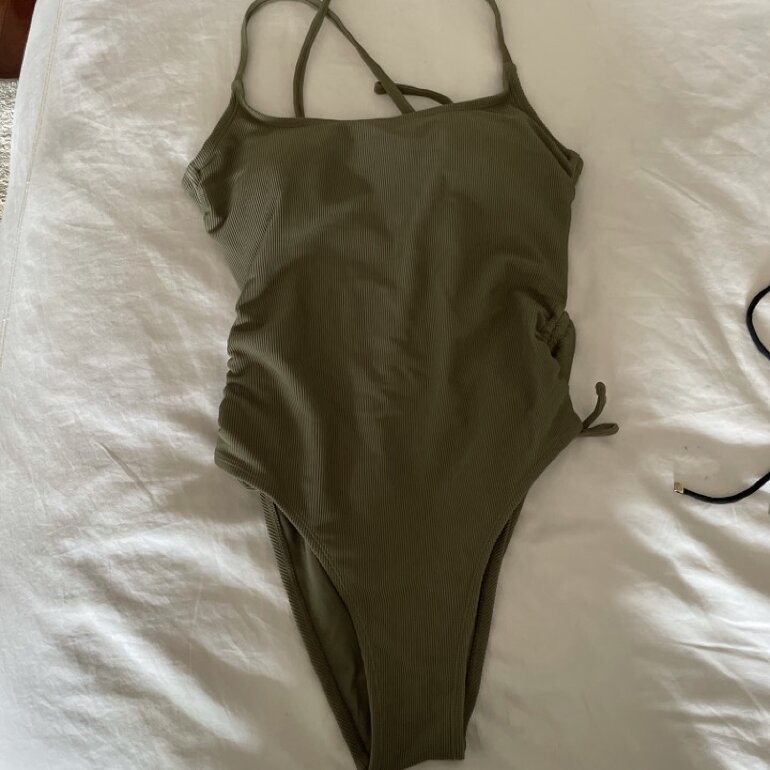 Traje de baño Verde militar de Xhilaration de segunda mano - GoTrendier