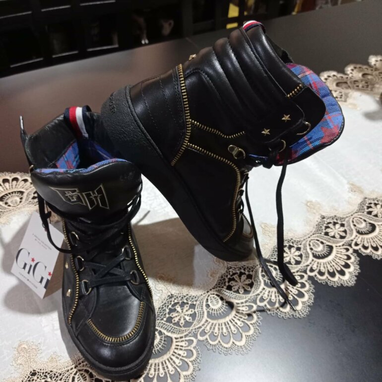 Tenis bota Tommy Hilfiger edicion Gigi H de segunda mano - GoTrendier
