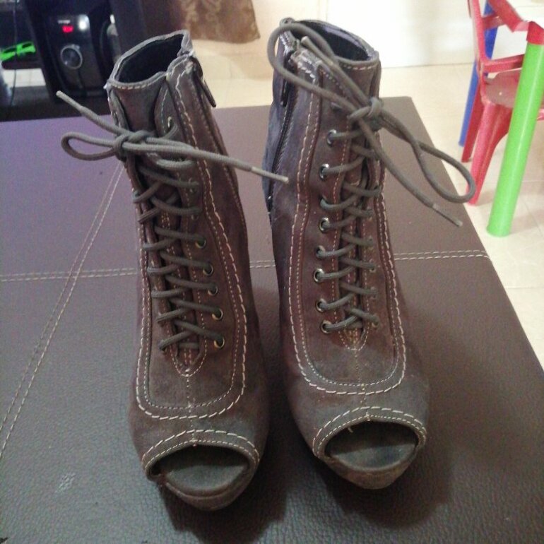 Prenda al 2x1 botines grises de Otras marcas de segunda mano - GoTrendier