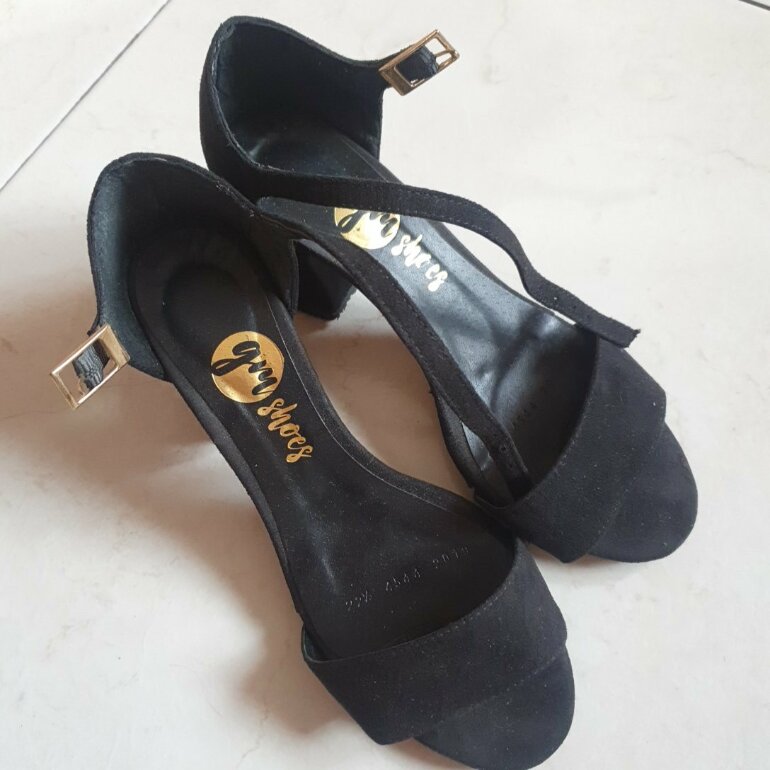 Zapatillas bajas abiertas negras de Shein de segunda mano - GoTrendier