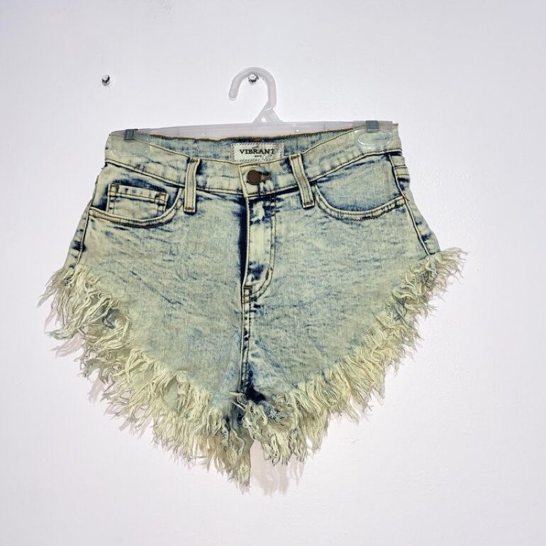 Short tiro alto de mezclilla de Vibrant de segunda mano - GoTrendier