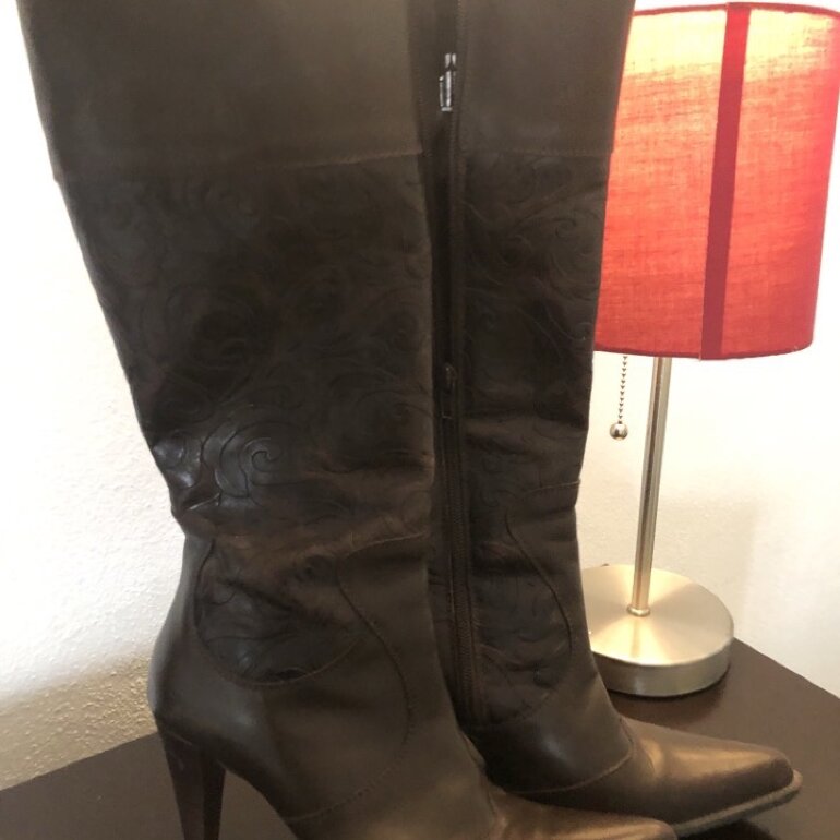 Botas Piel Cafe con Grabado Gillio de segunda mano - GoTrendier
