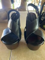Zapatillas negras tacón grueso de Breckelle's de segunda mano - GoTrendier