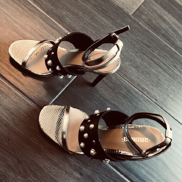 Zapatillas Negro con doradas Andrea de segunda mano - GoTrendier