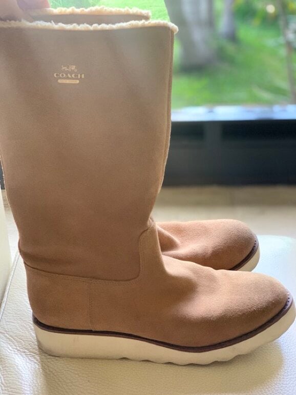 Falda corta con botines cowboy: el look de moda de otoño de las madrileñas