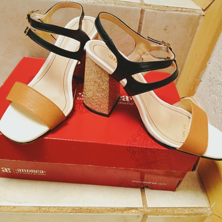 Zapatillas camel y negro de Andrea de segunda mano - GoTrendier
