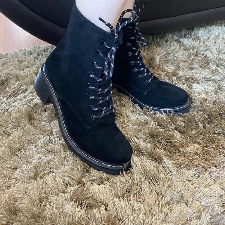 Botin negro con agujeta de Tierra Bendita de segunda mano - GoTrendier