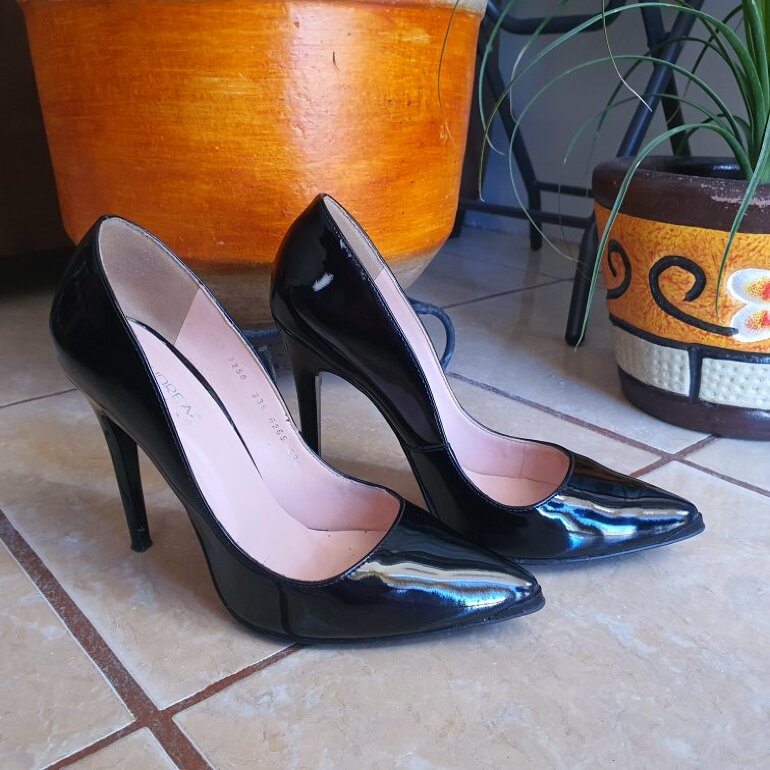 Zapatillas negras de charol de Andrea de segunda mano - GoTrendier