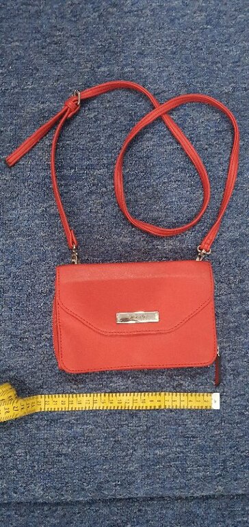 Bolso Crosbody Mariconera Mini Roja de Nine West de segunda mano -  GoTrendier