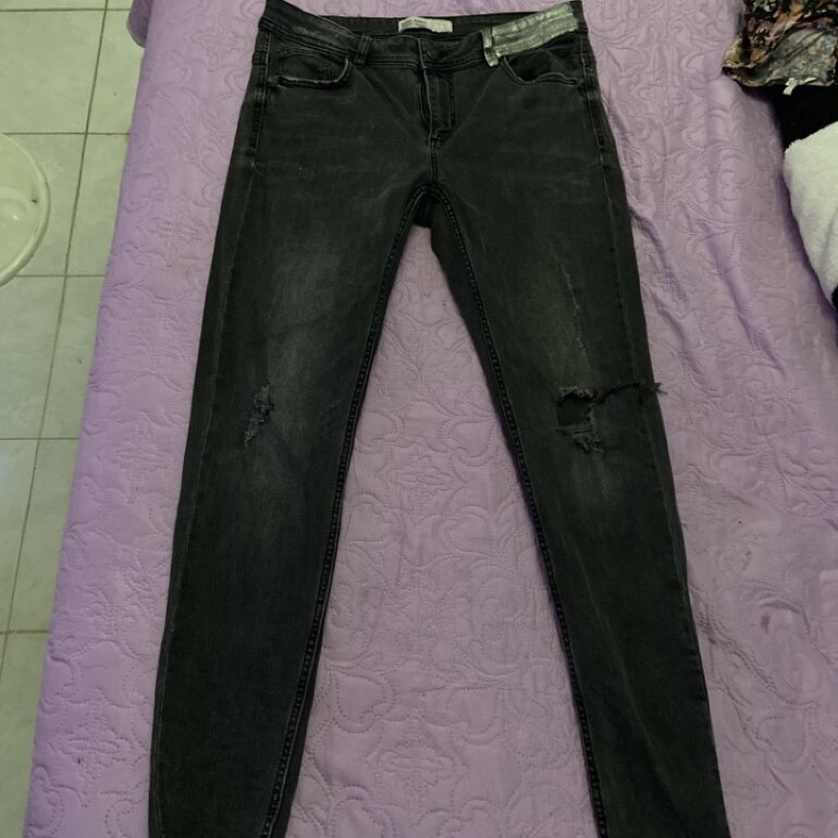 Skinny jeans negros deslavados de Zara de segunda mano - GoTrendier