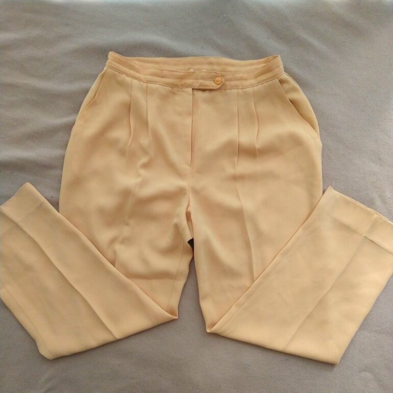 Pantalón de vestir color mostaza de Otras marcas de segunda mano -  GoTrendier