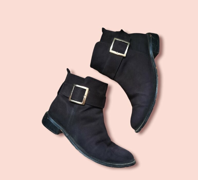 Botines negros con hebilla de Suburbia de segunda mano - GoTrendier