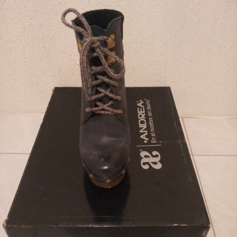 Botin negro con estoperoles de Andrea de segunda mano - GoTrendier